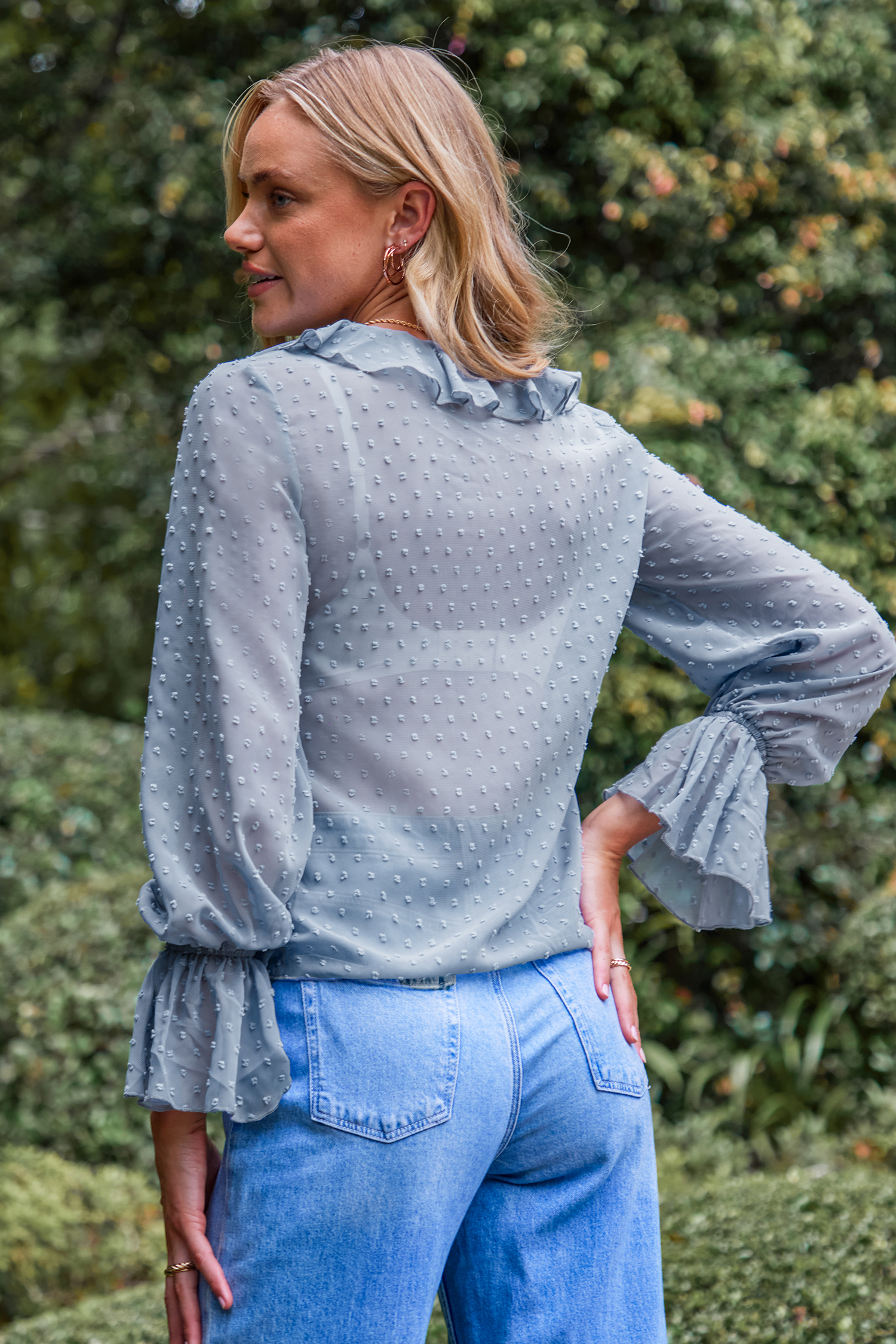 Blouse bleu clair à manches blouson et volants à pois