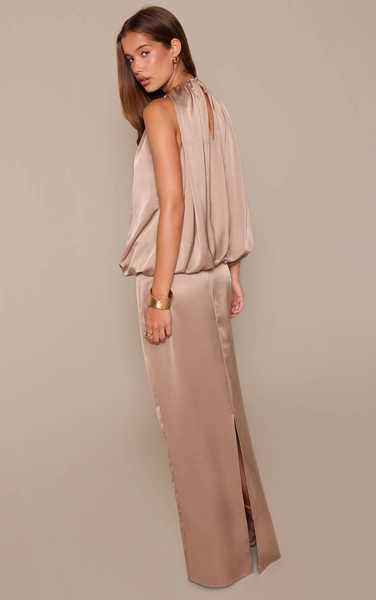 Taupe Robe Longue En Satin Avec Détail Froncé Au Corsage Et Bordure
