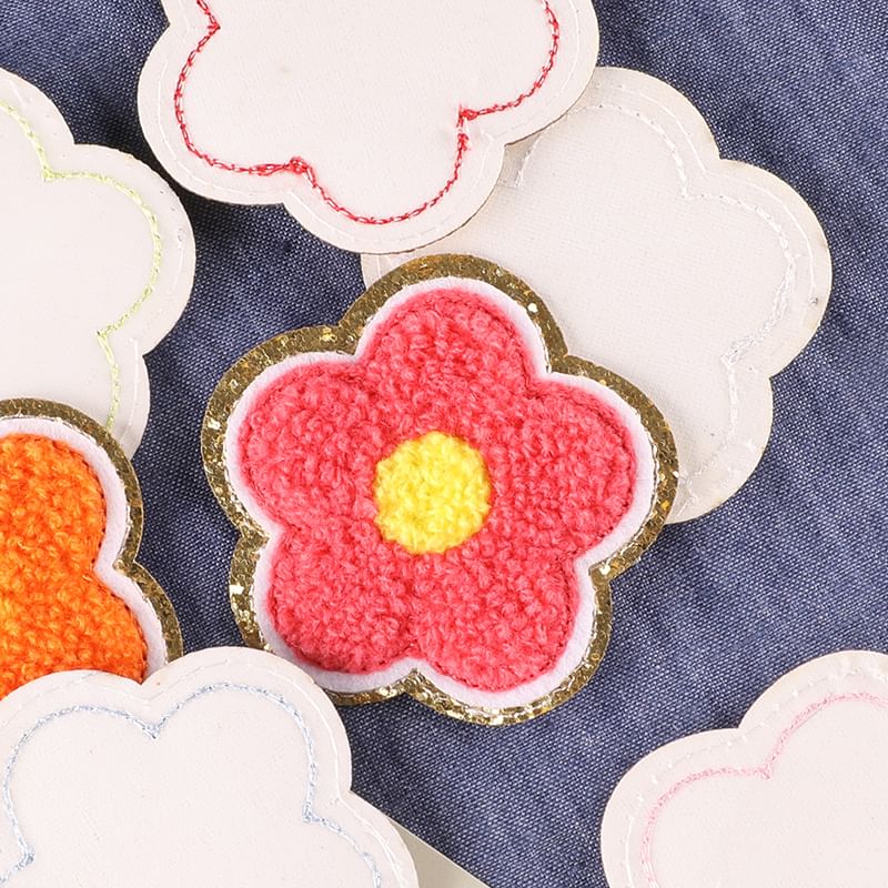 Embroidery Kingdom - Geborduurde applicatie met bloemen (verschillende ontwerpen)