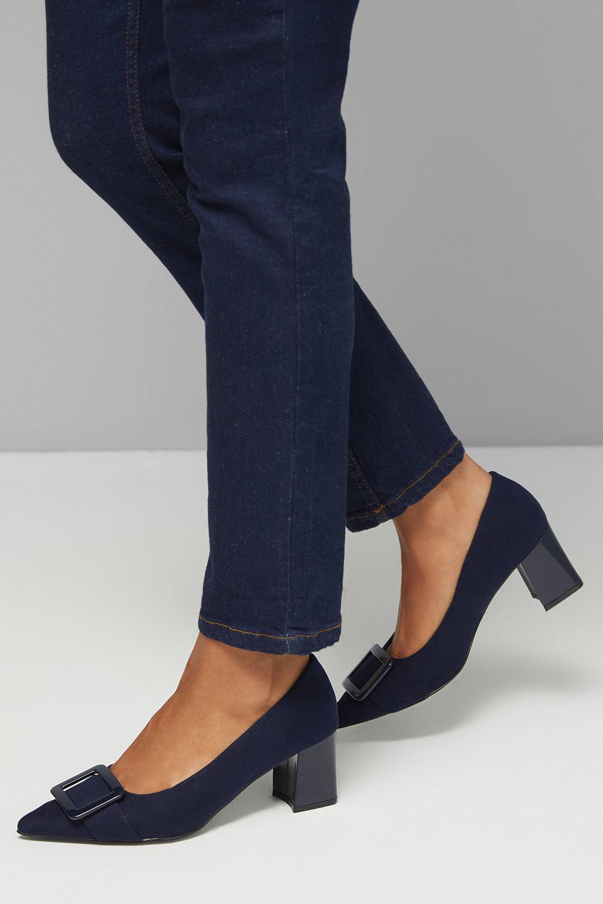 Wallis Escarpins Danny Coupe Large à Talon Bloc Moyen en synthétique avec Boucle Recouverte