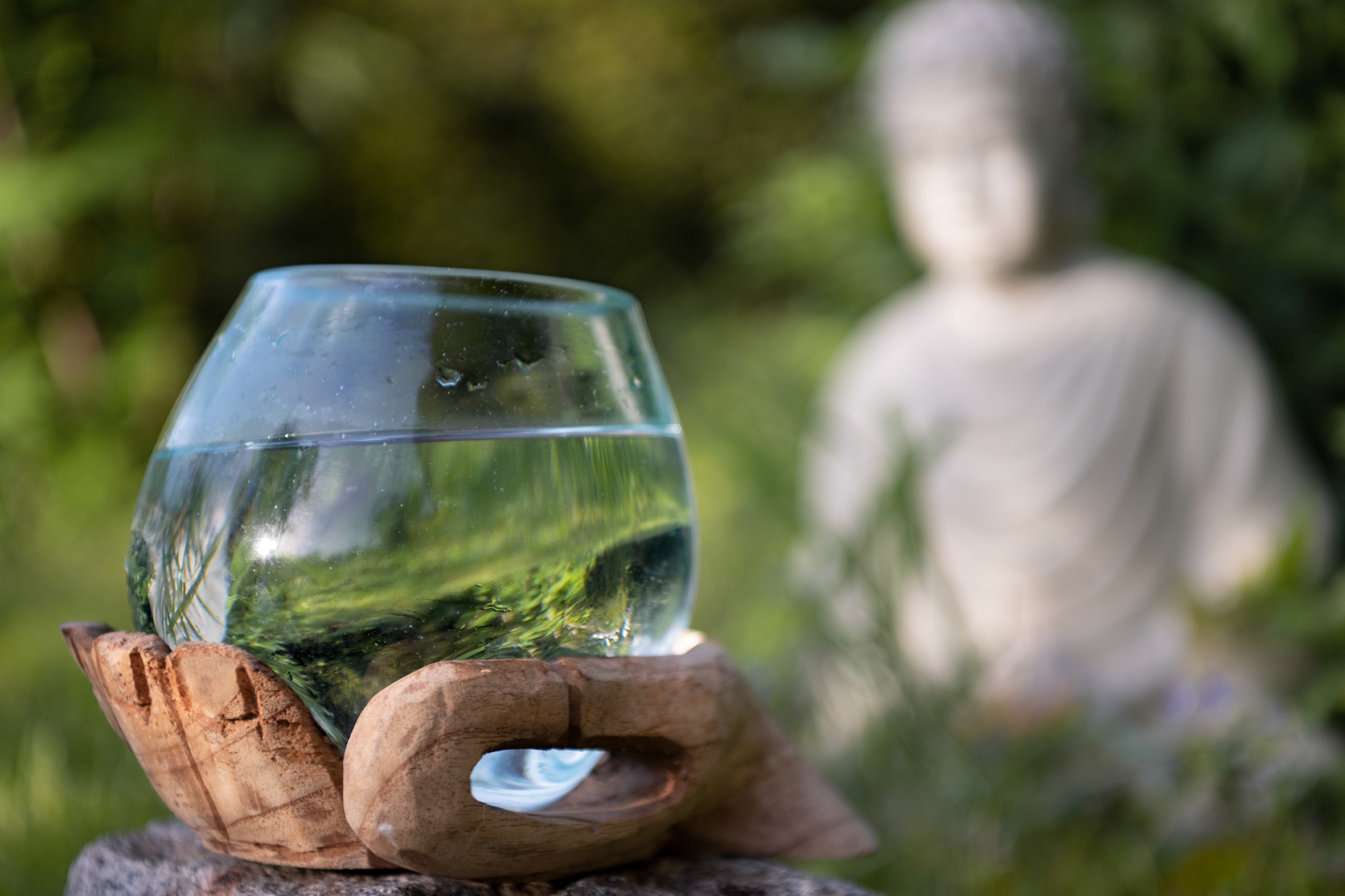 Glasvase auf Buddha-Hand, Suarholz, B 20 cm, T 13,5 cm, H  ca. 16 cm von fischer's lagerhaus