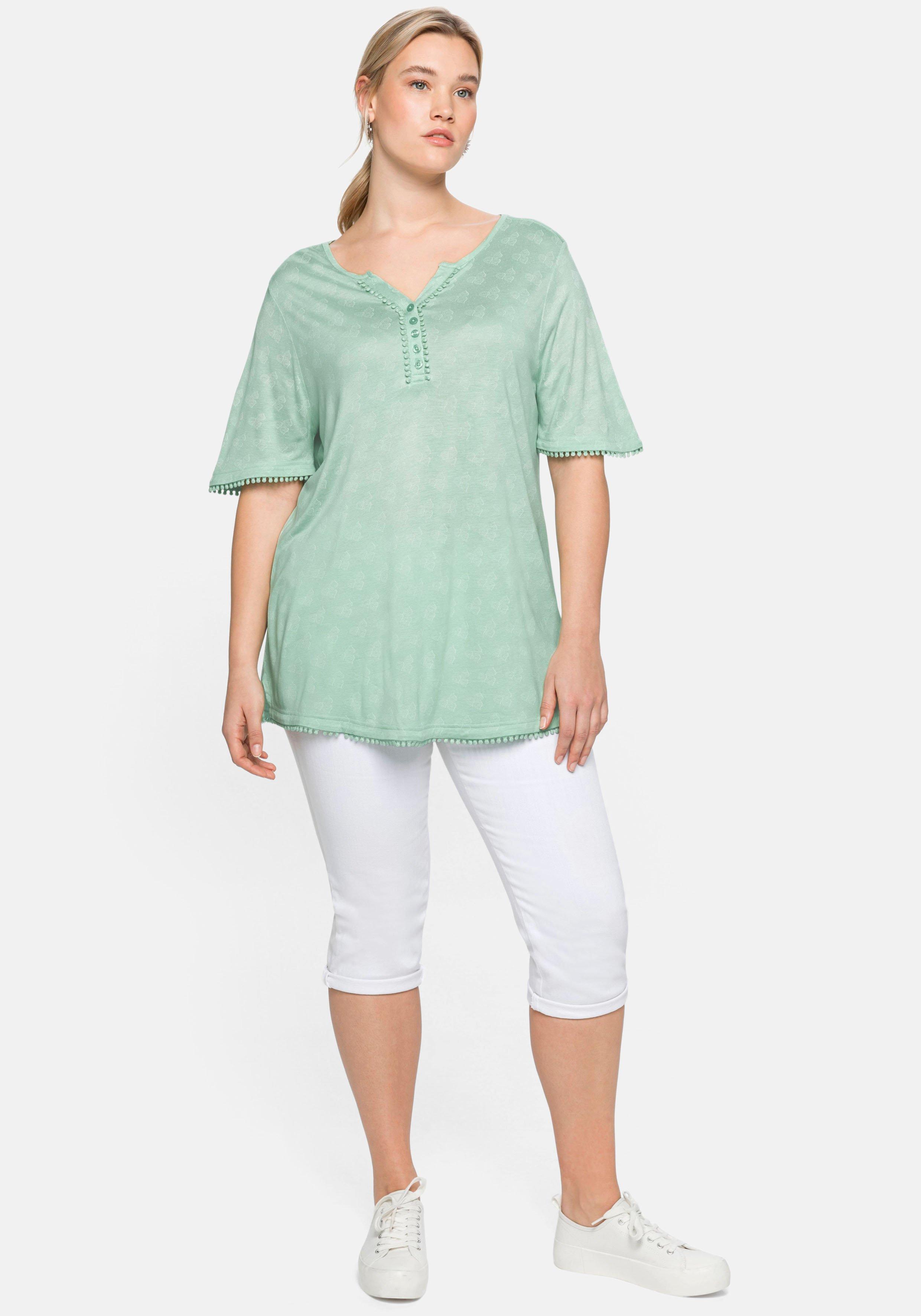 Shirt mit zartem Alloverdruck und Spitzenborte