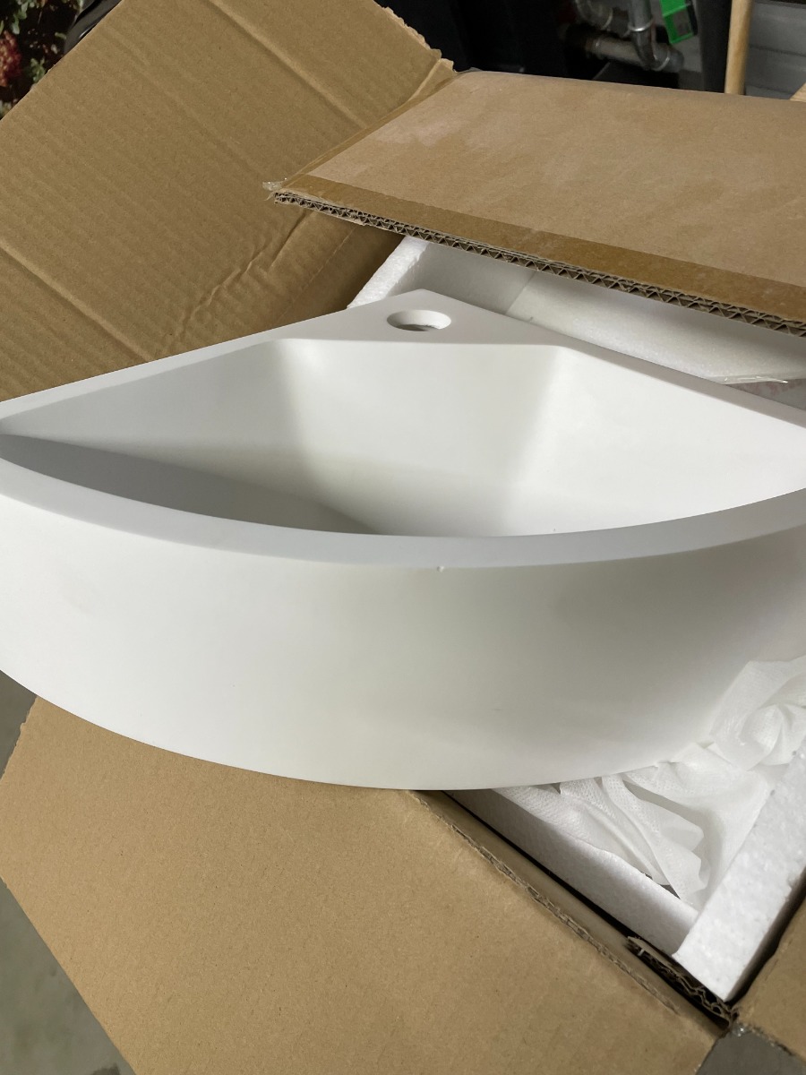 SCHADEMODEL: Lambini Designs Corner solid surface fontein 30x30x10cm
