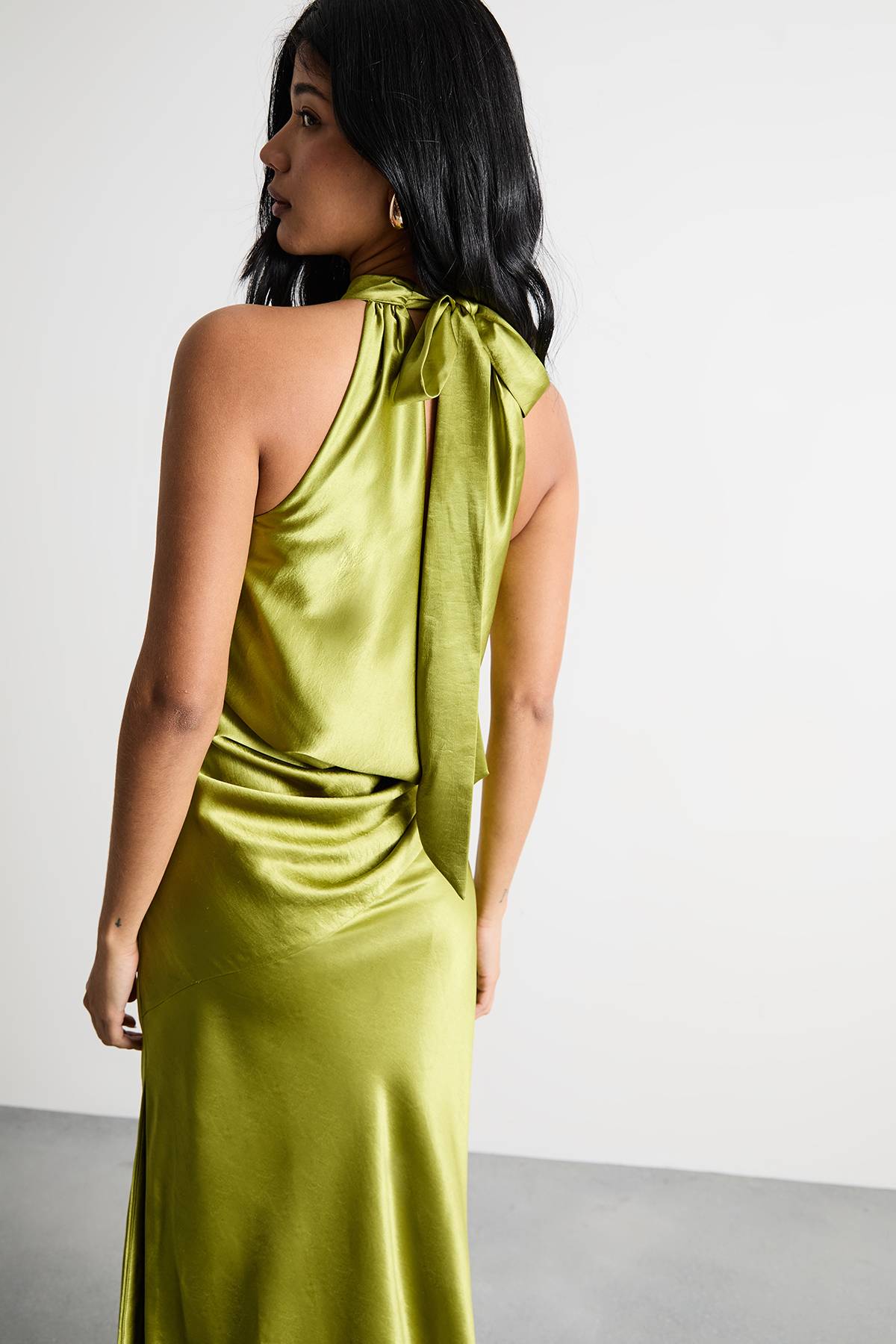 Warehouse Robe Maxi en Satin à Col Noué et Drapé Cowl