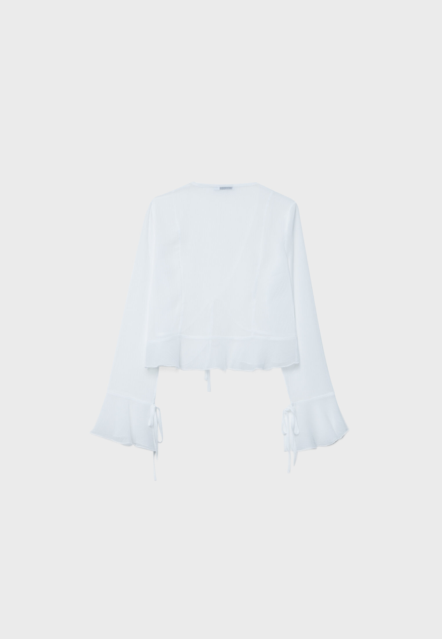 Blusa aberta e fluida com nó.