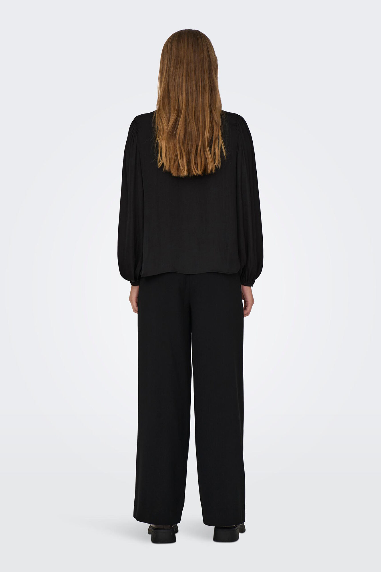 Blusa de cetim com decote em V
