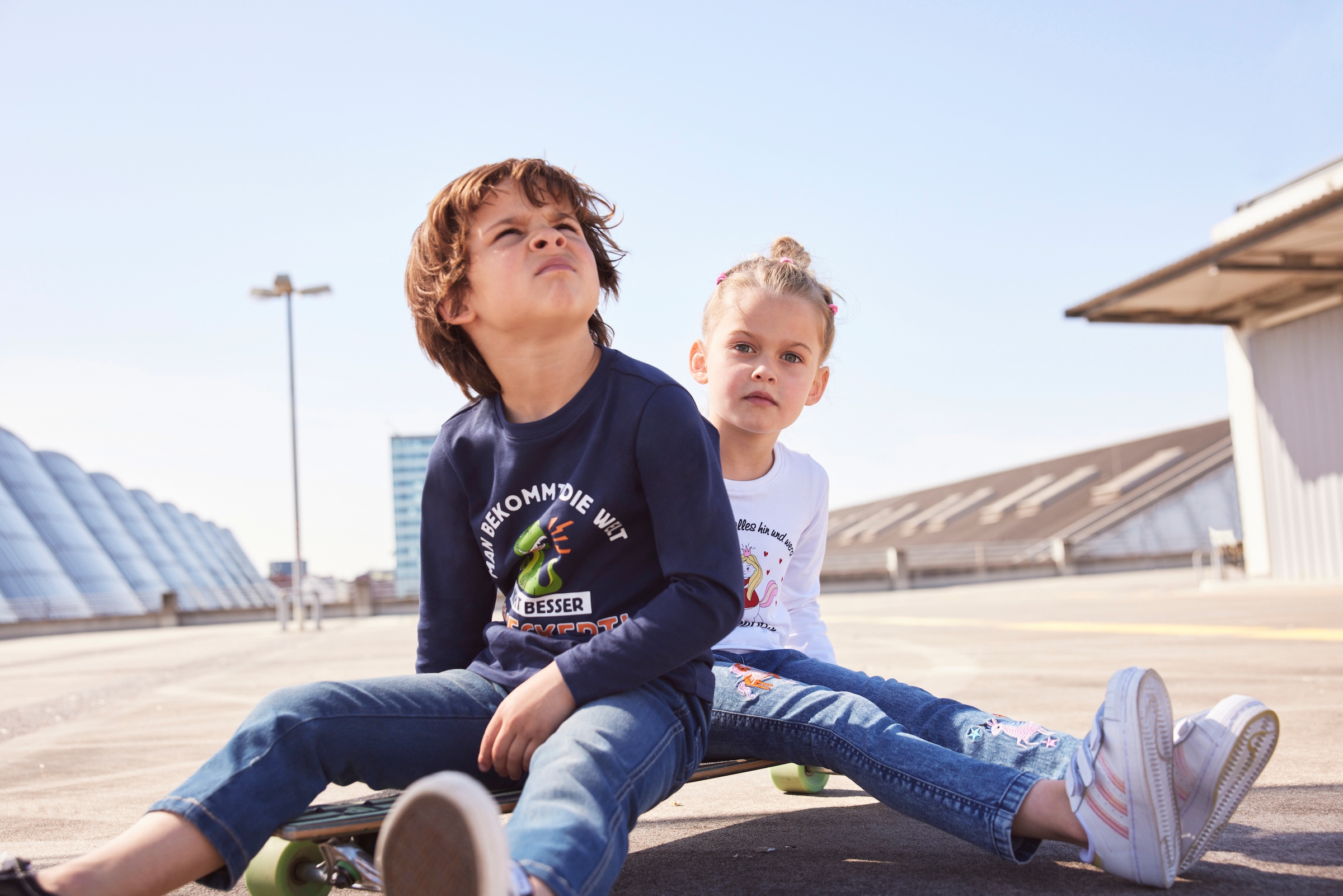 KIDSWORLD Stretch-Jeans », Basic Jeans mit toller Stickerei«, schmale Beinform,  mit verstellbarem Gummizug am Bund,  lang