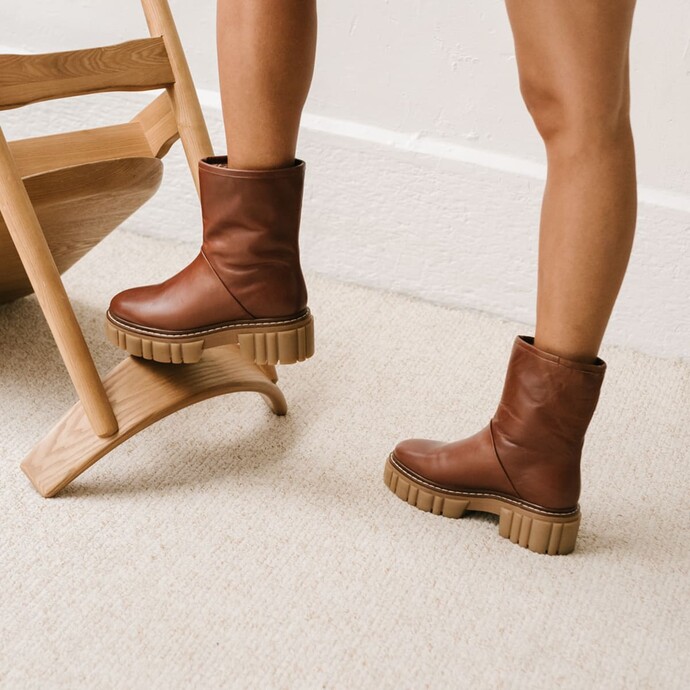 Bottines à semelles crantées  en cuir gras cognac et fourrure camel