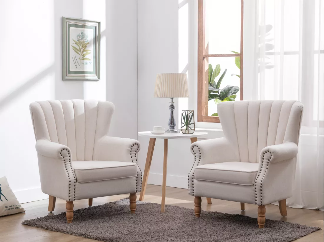 Fauteuil en tissu crème finition cloutée BATOUMI