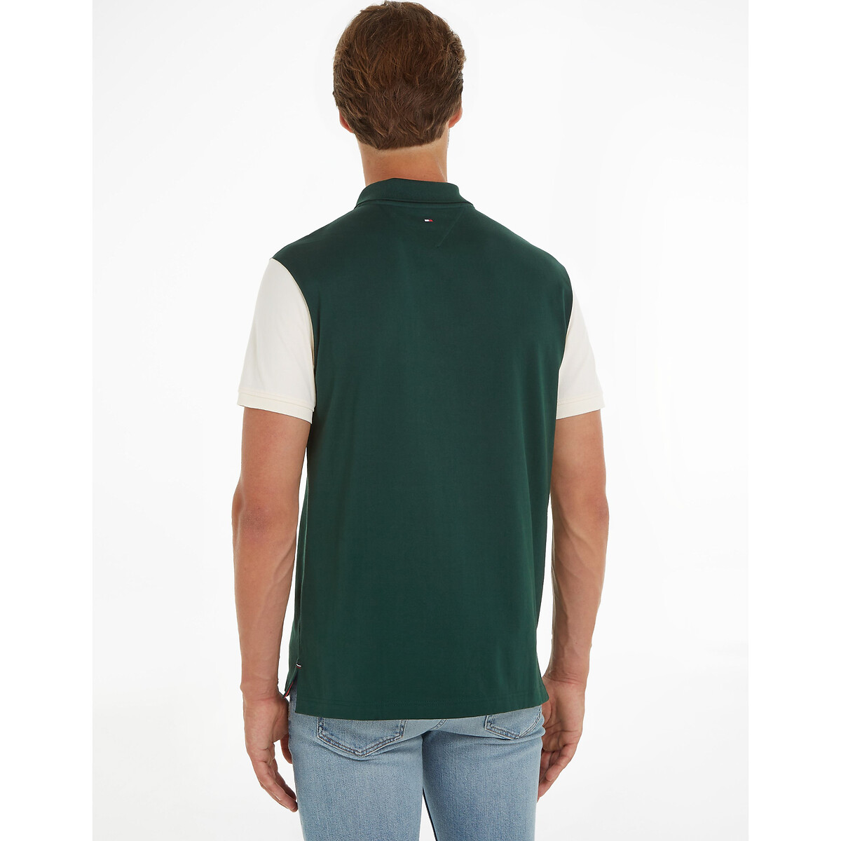 TOMMY HILFIGER<br>Polo reta com blocos de cores e logotipo bordado