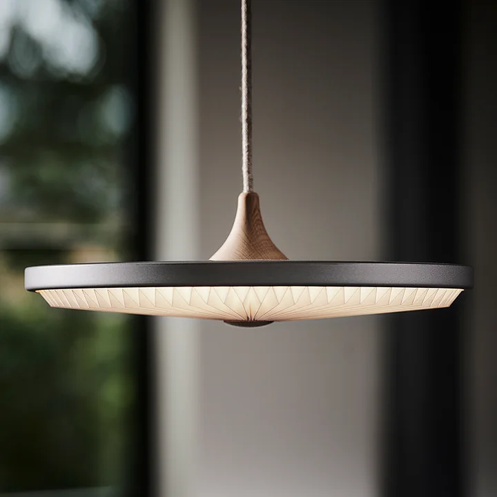 Le Klint - Soleil LED-Pendelleuchte Ø 35 cm, Standard Schirm, silver cloud