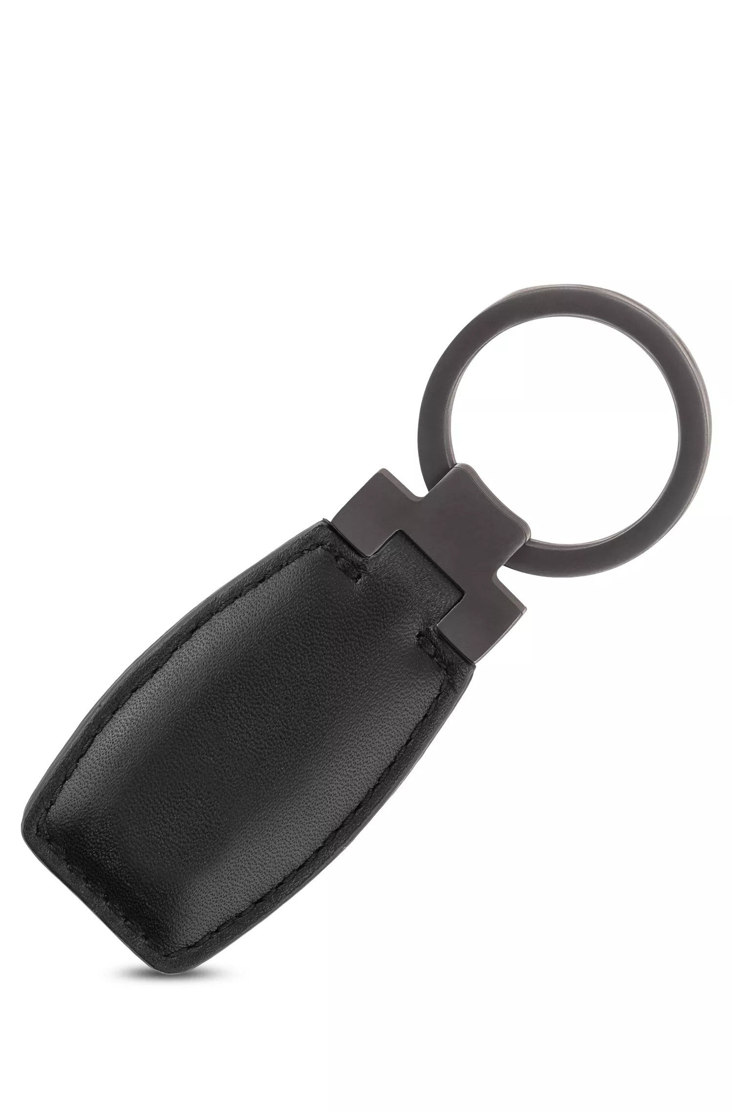 Chaveiro BOSS em couro preto com detalhes em metal escuro e logotipo gravado.
