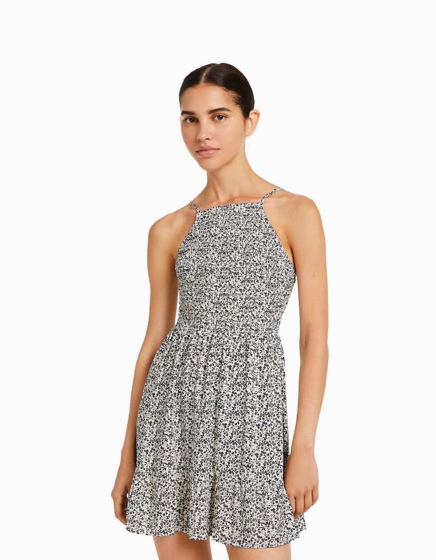 Vestido curto com estampa e decote halter