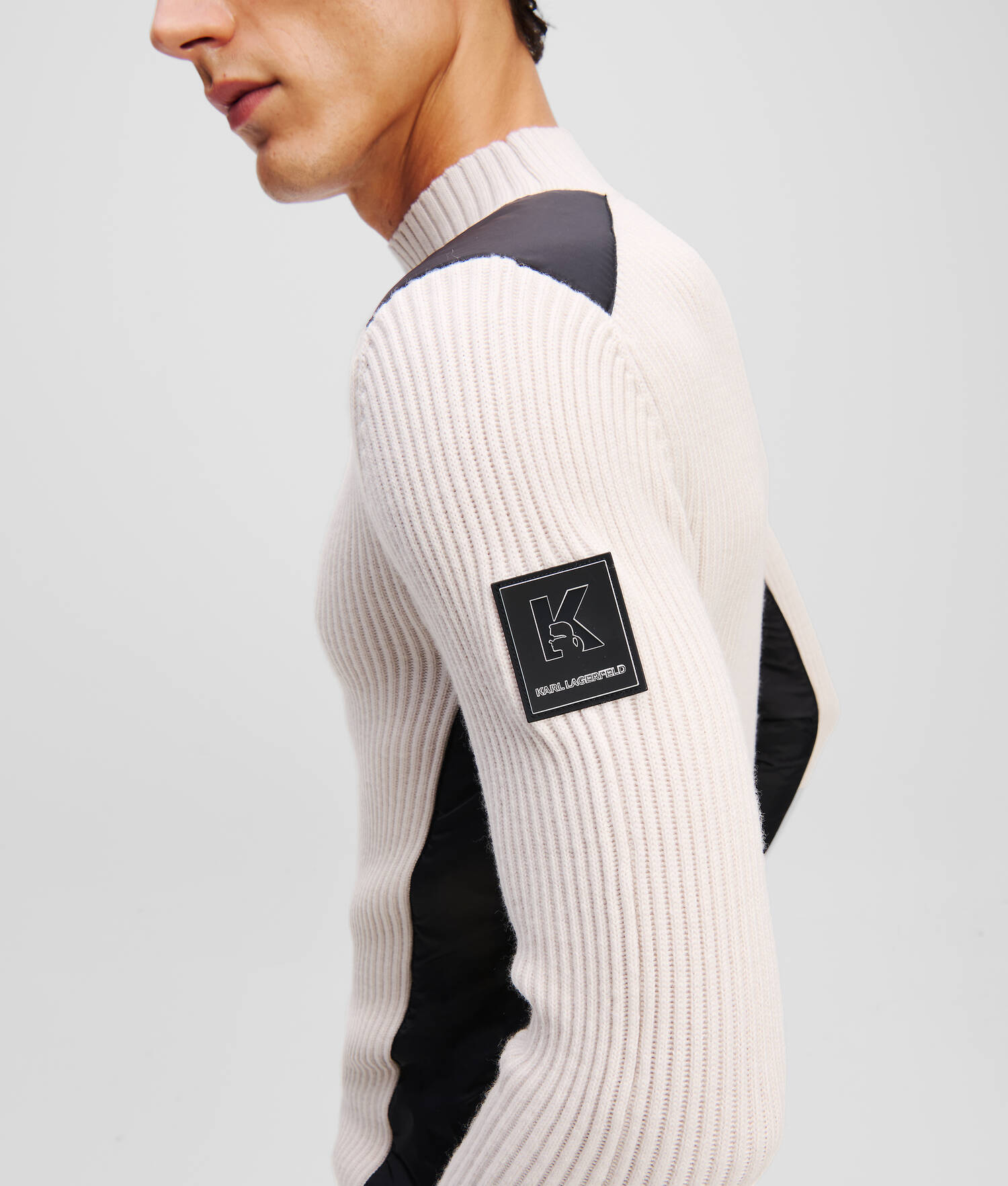 PULL À COL ROULÉ AVEC EMPIÈCEMENTS