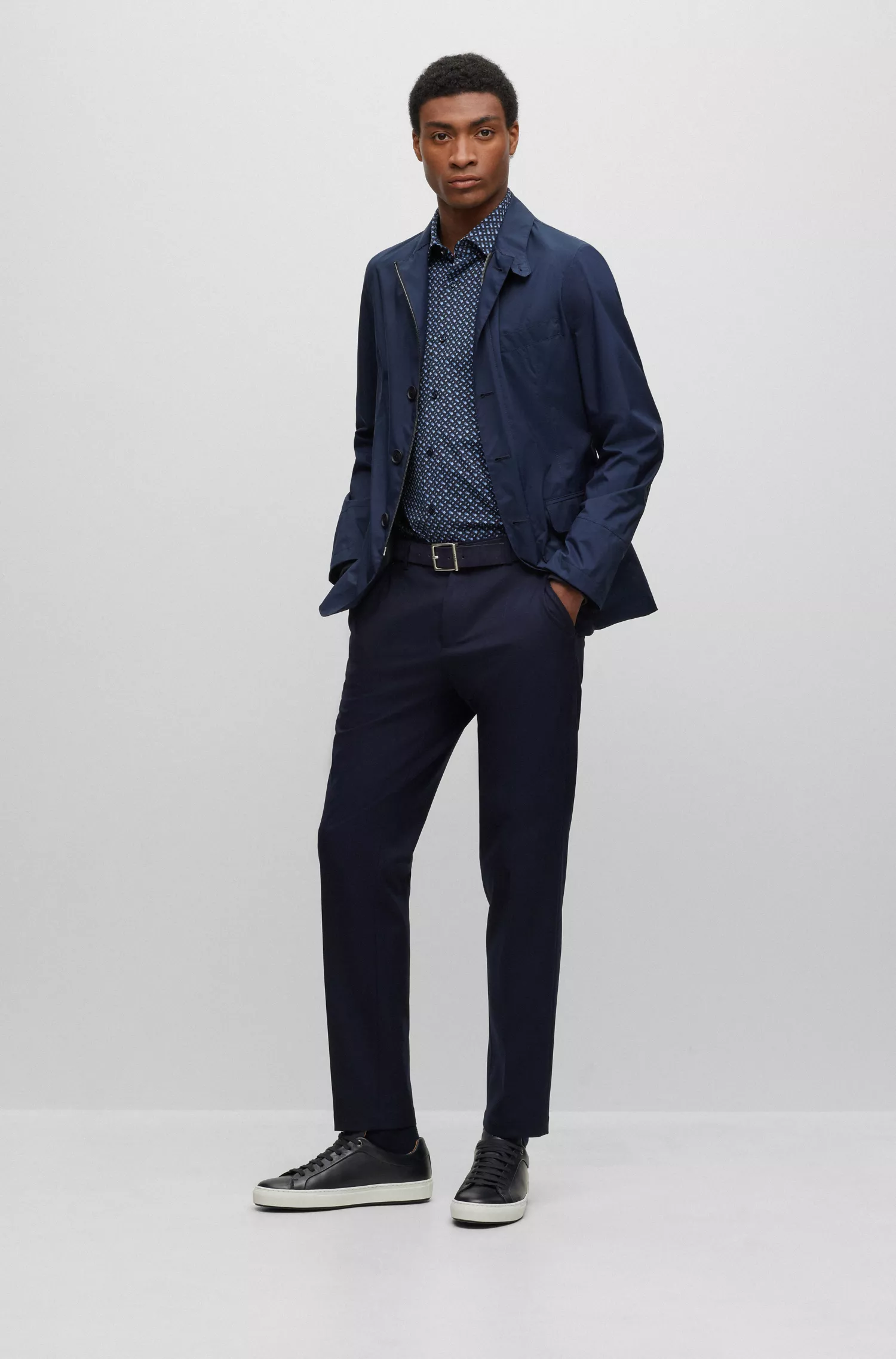 Camisa BOSS preta de corte slim em tecido elástico de alta performance com estampa de monograma.