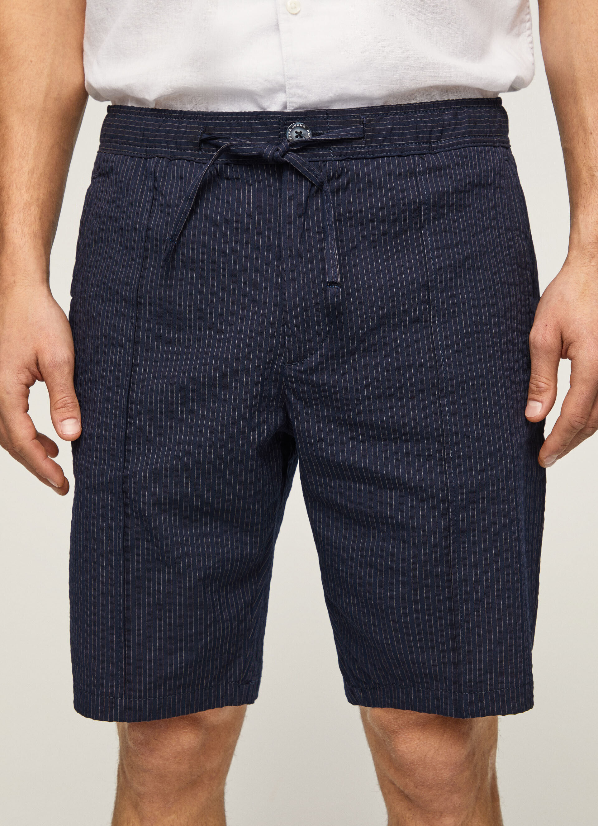 Bermuda listrada estampada com estampa de castelo - Azul Dulwich