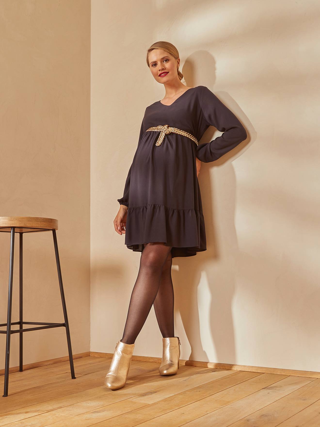 Vestido curto de maternidade e amamentação, liso, preto, com decote em V.