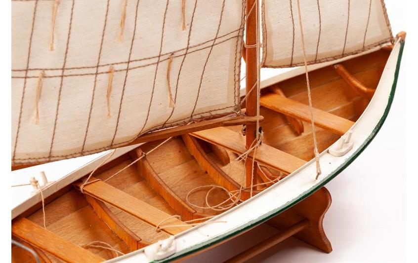 Bausatz Torborg 1:20, 320 mmDetaillierter Bausatz eines Ruder- und Segelbootes