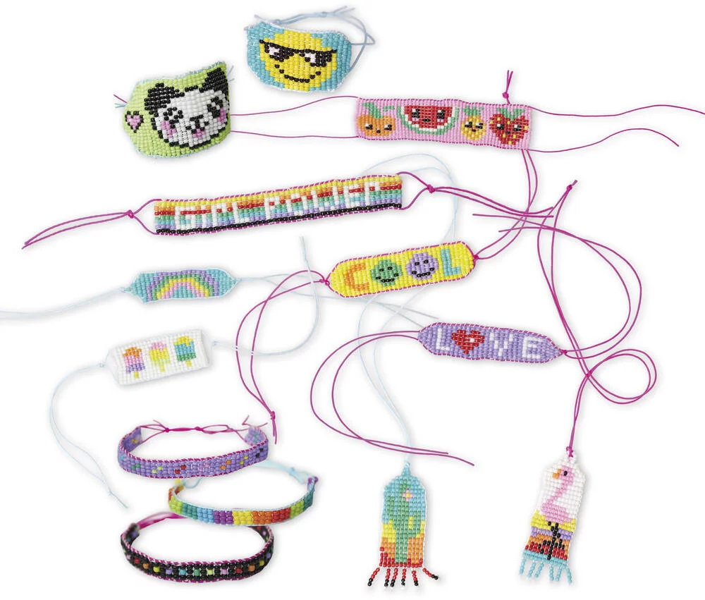 13 BIJOUX POPS EN PERLES ET UN METIER A TISSER