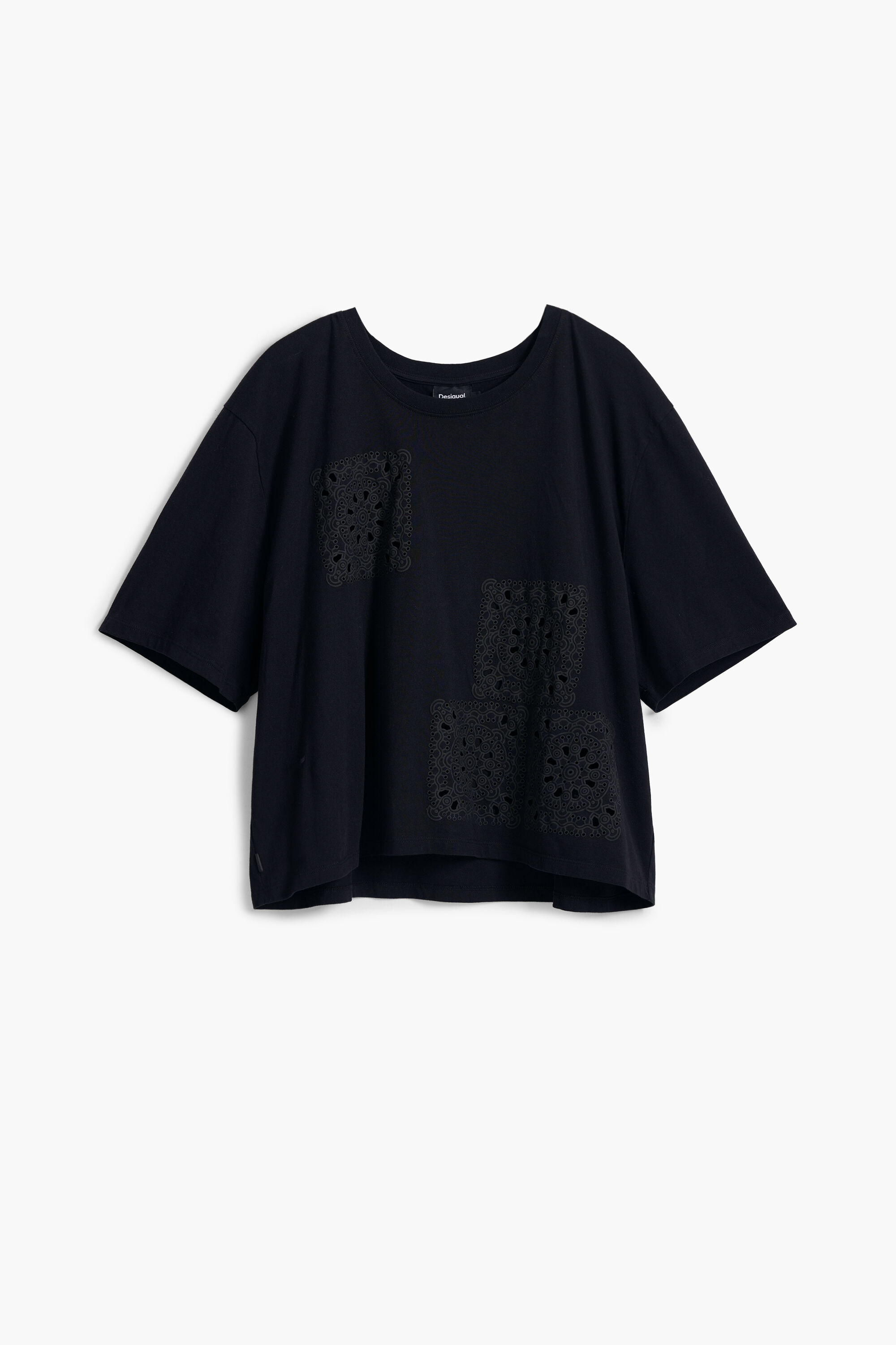 Camiseta lisa com detalhes