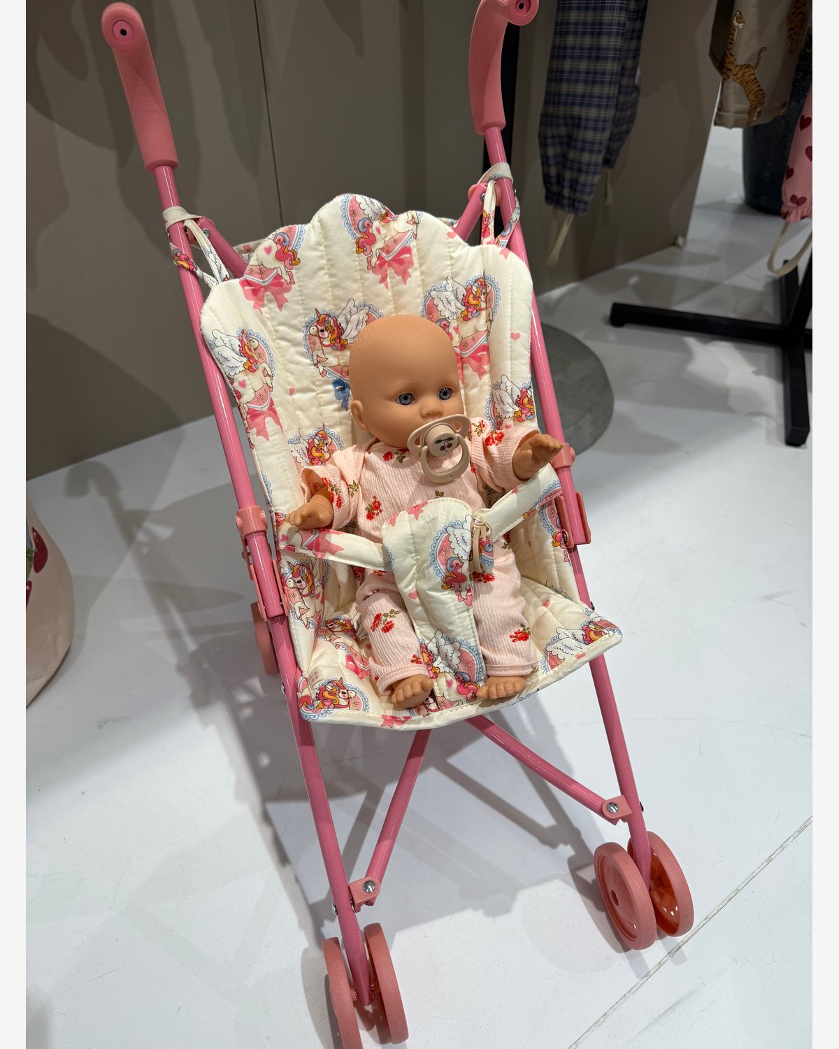 Dukkevogn – Trille m/ Stelleveske | Cheeky Doll Stroller