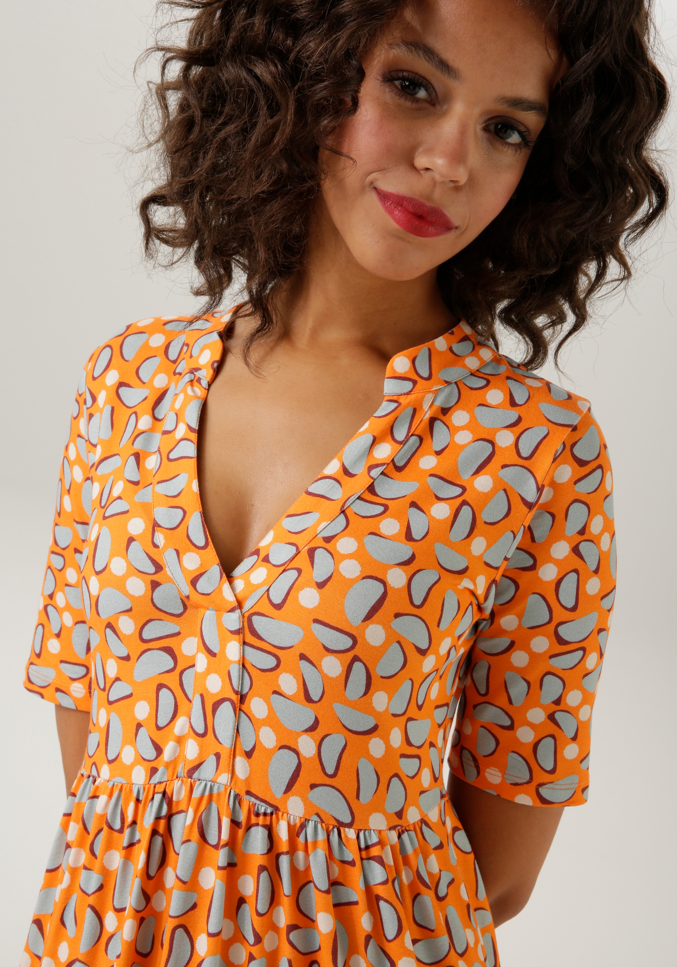 Aniston CASUAL Sommerkleid mit extravaganten, graphischem Druck