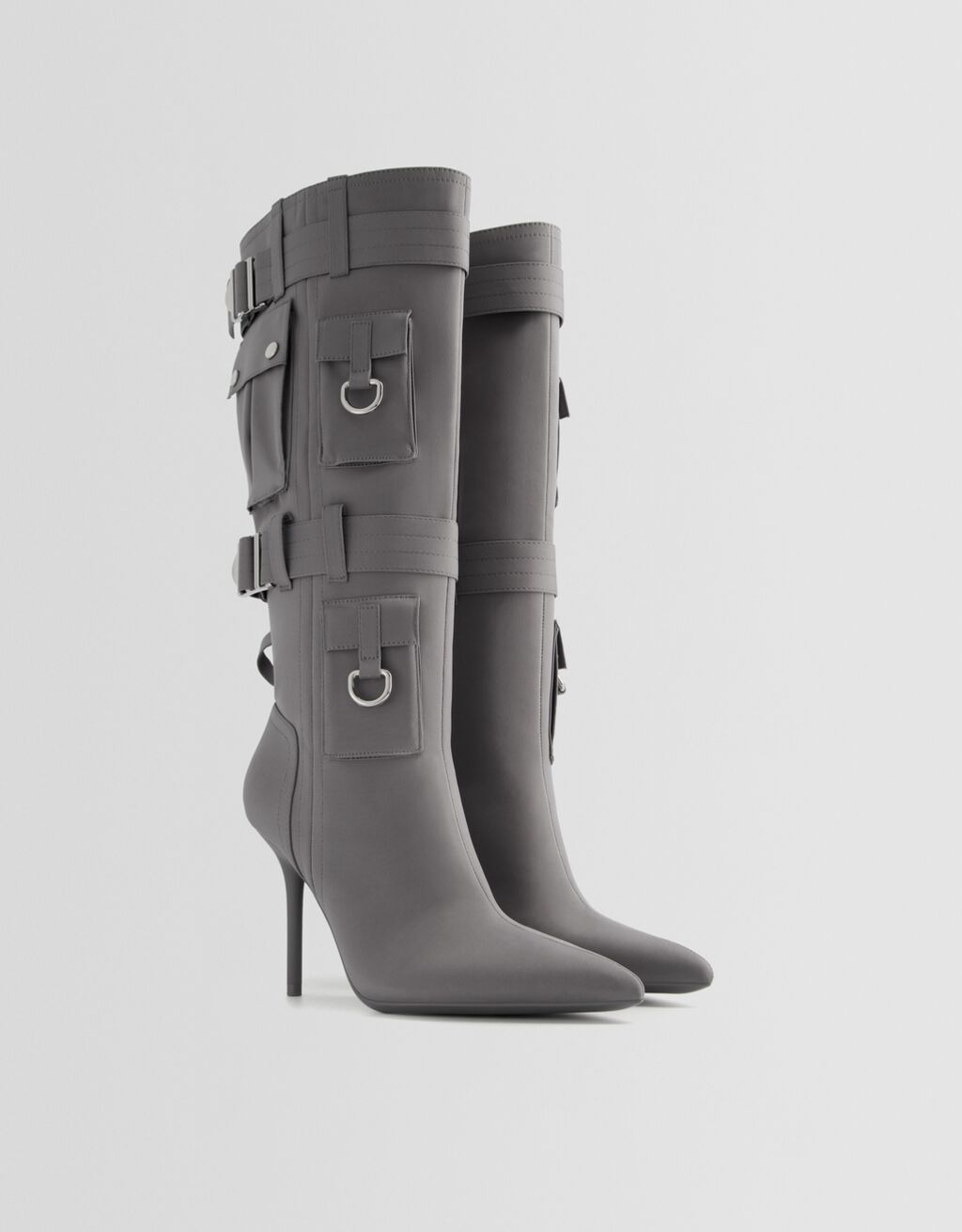 Botas de salto agulha com bolsos com detalhes em metal.