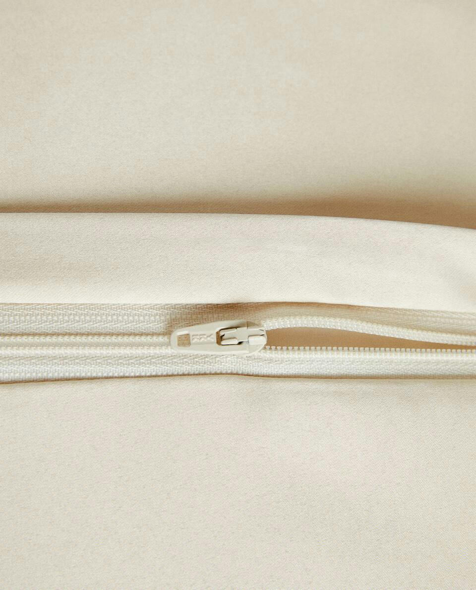 CAPA DE ALMOFADA COM COSTURA DETALHADA