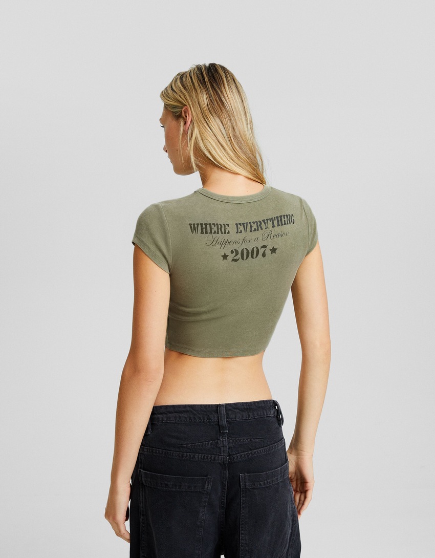 Camiseta de manga curta com estampa e modelagem ajustada