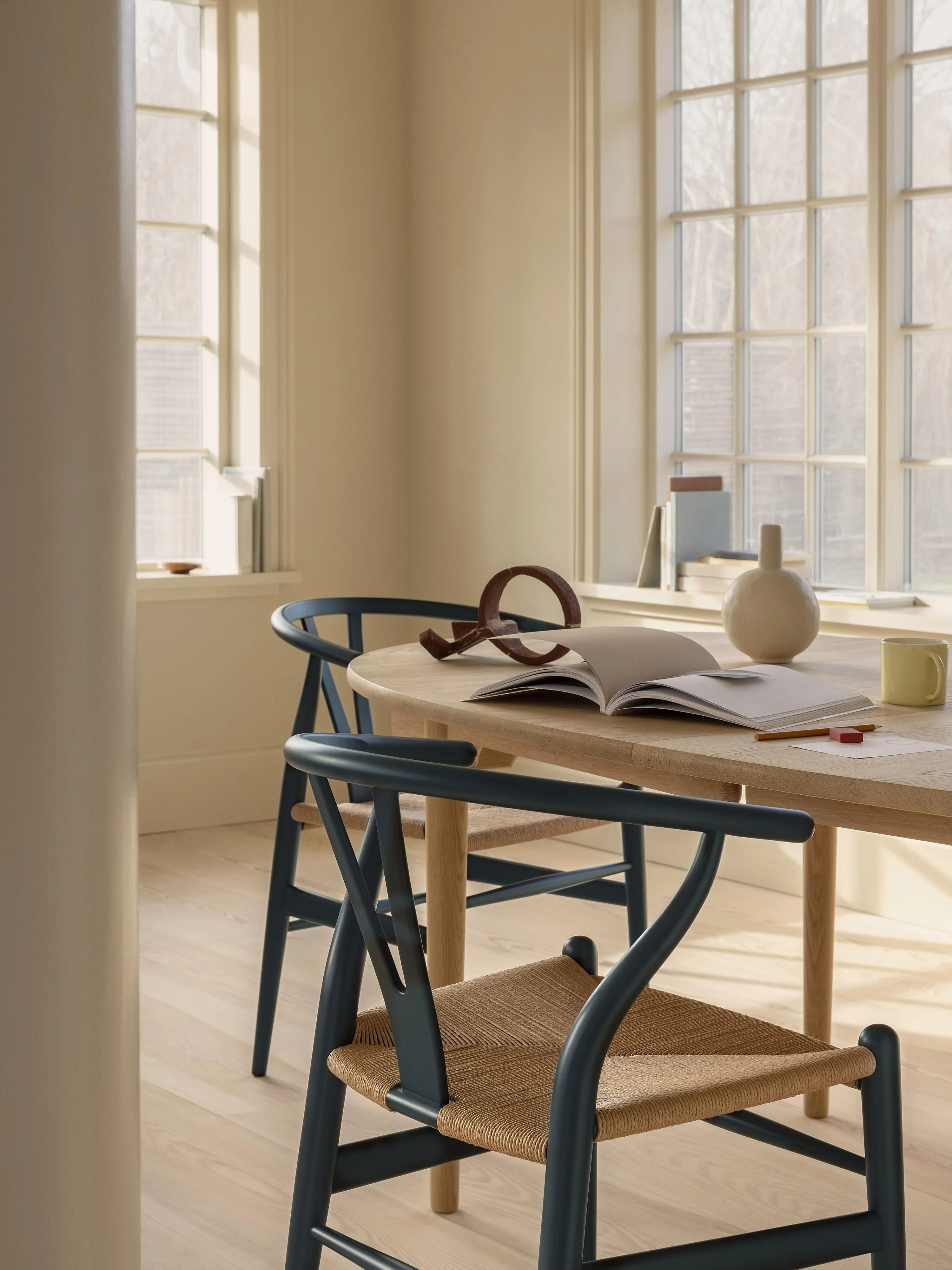 Houten stoel CH24 Wishbone Chair met handgevlochten zitvlak
