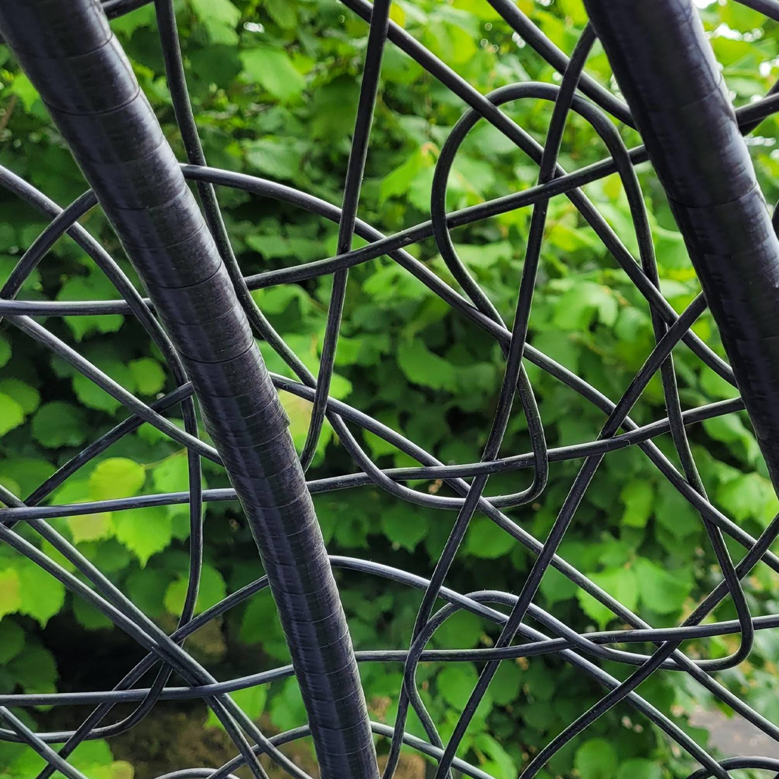 Conjunto de 2 Cadeiras Suspensas em Rattan, Estilo Ovo, para Varanda, Área Externa e Interna, Cor Preta | com Almofadas