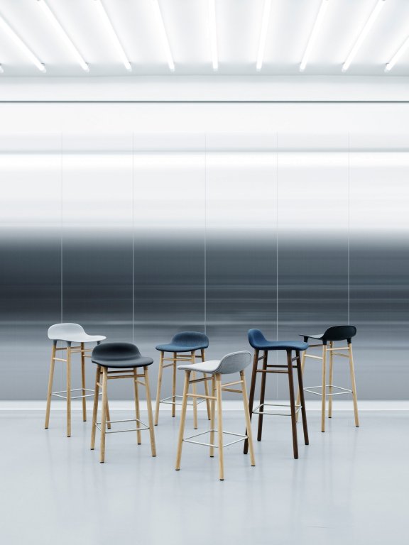 Normann Copenhagen Form Barstool barkruk 75cm met zwart onderstel zwart