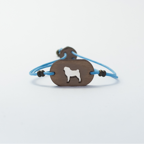 Pulseira de madeira personalizável com desenho de pug na cor azul.