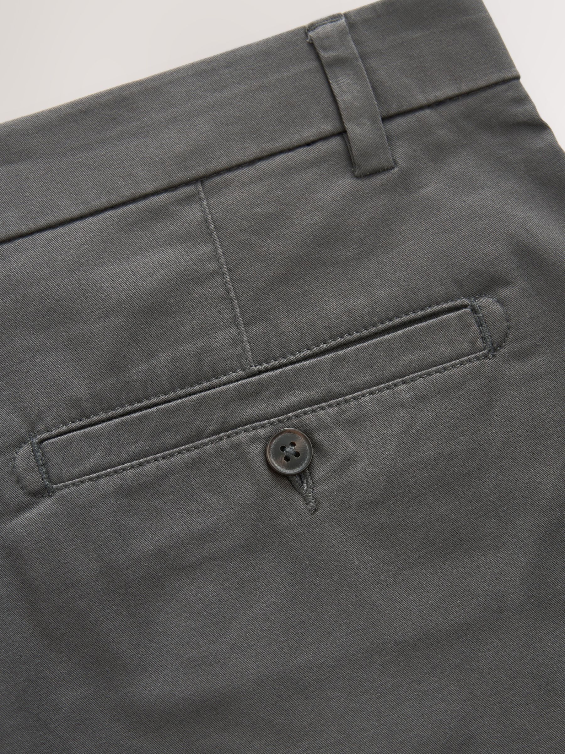 Marineblauw/antraciet - Ruimvallende pasvorm. - Set van 2 chinoshorts met stretch