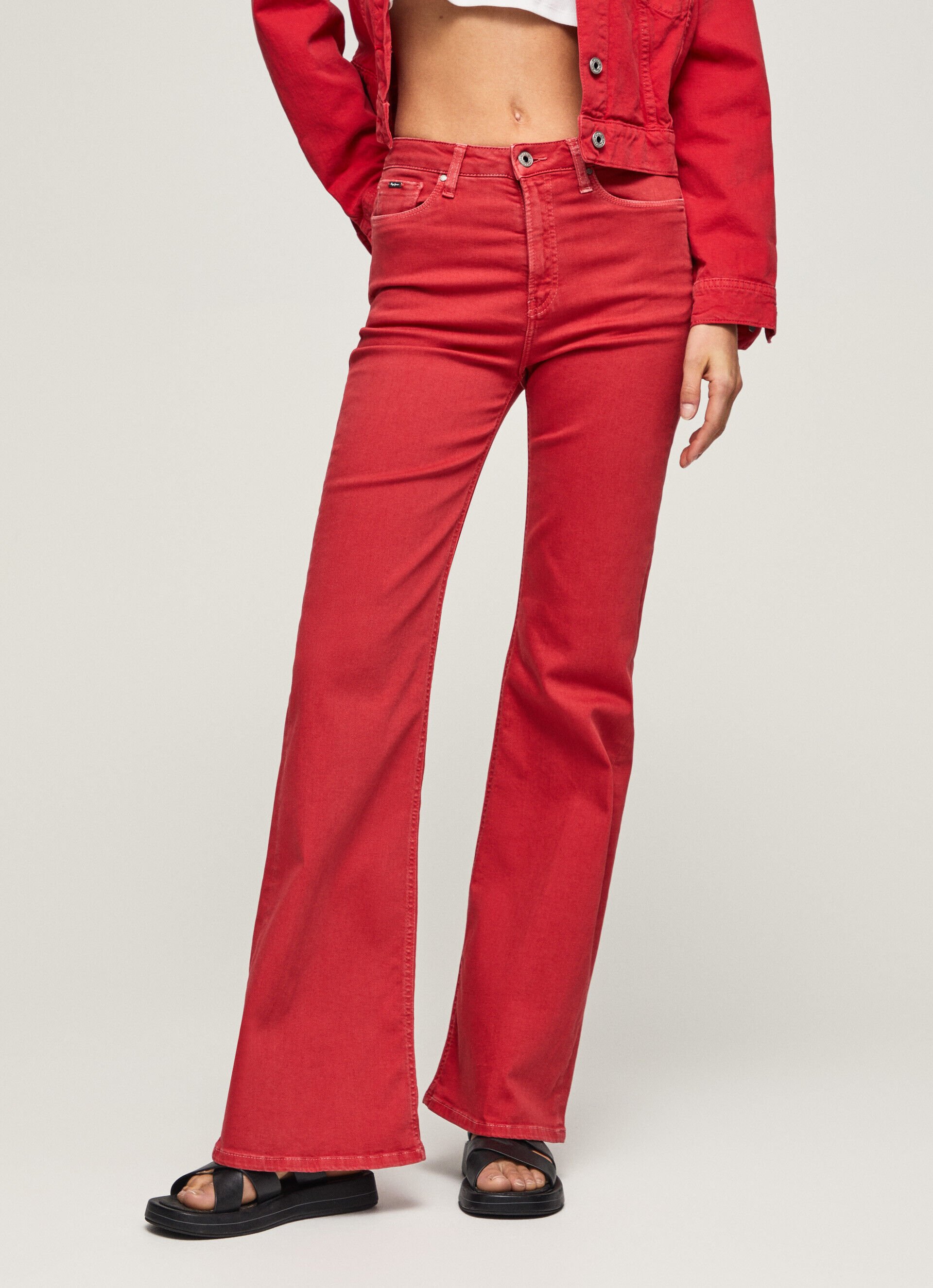 Calça flare com 5 bolsos - vermelho estúdio