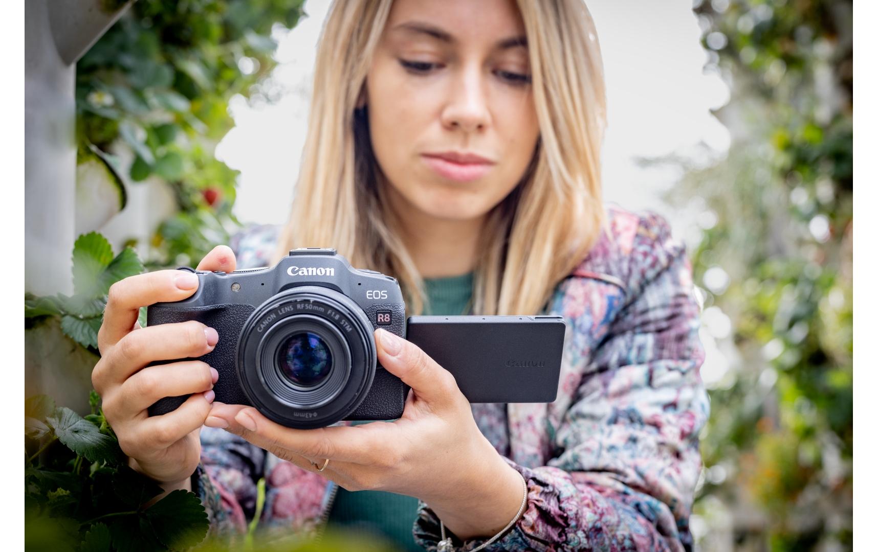 Fotokamera EOS R8 24-240mm Tasche 128 GB Kit<br>Vollformat-Hybridkamera mit Objektiv, Tasche und 128 GB Speicherkarte