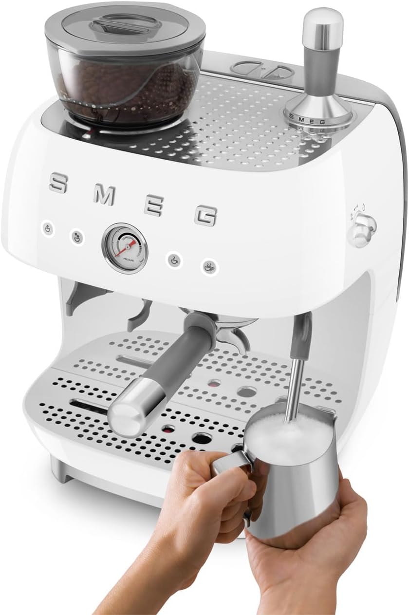 Smeg, Machine à Café Expresso Manuelle EGF03CREU, avec Broyeur à Grain Intégré, Thermoblock, 4 Niveaux de Température, Buse Vapeur et Manomètre, Réservoir 1 L, Dimensions Compactes, 1350W, Crème