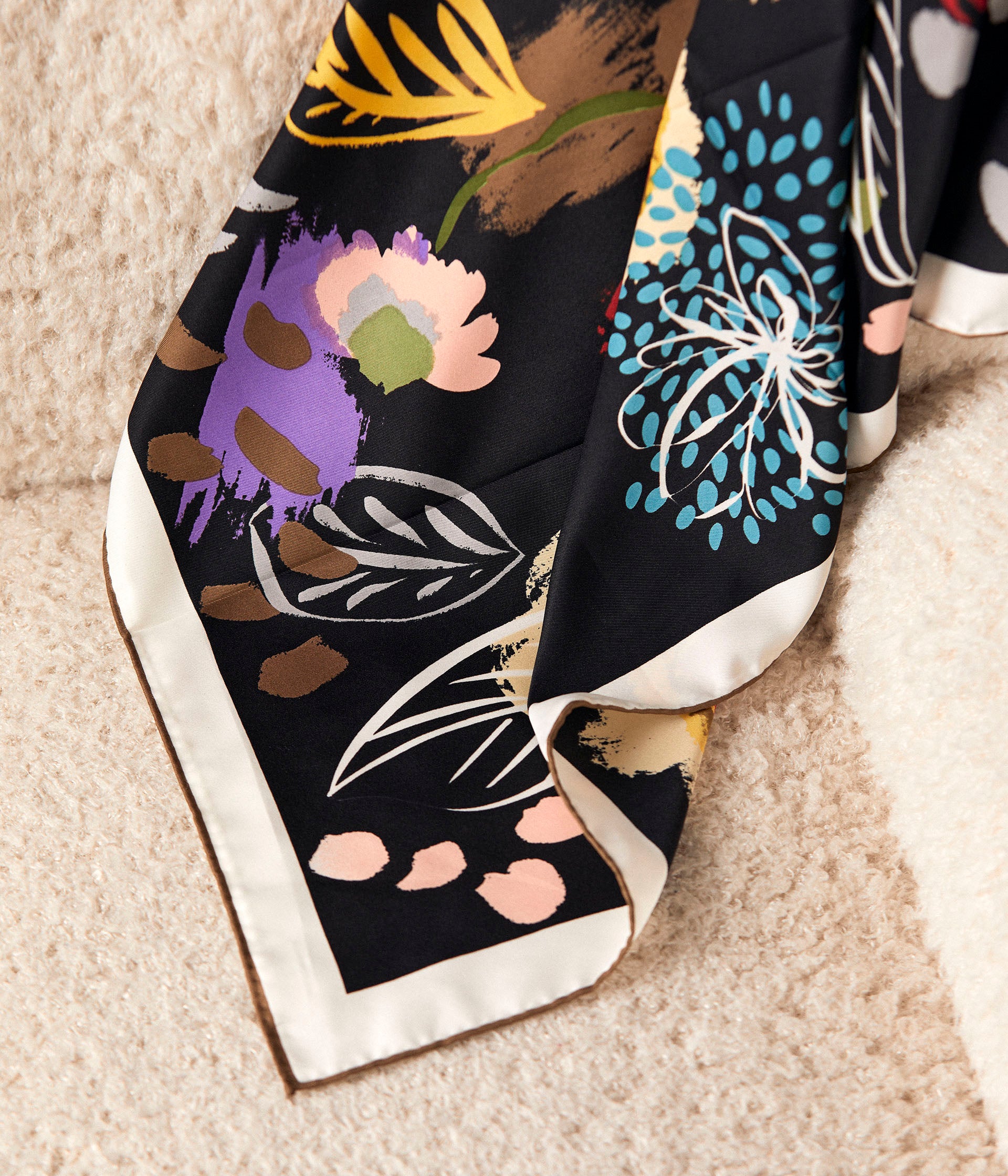 Foulard noir fleuri Carmela