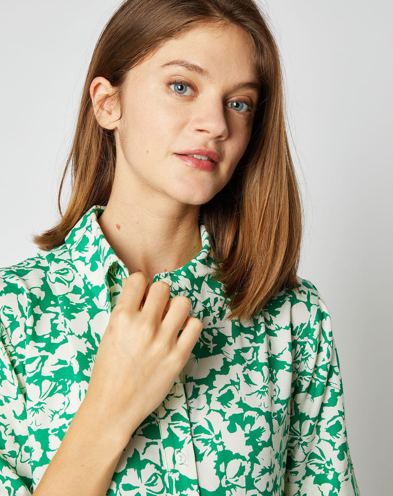 An'ge Robe chemise Elena coupe longue et cintrée à motifs vert/écru