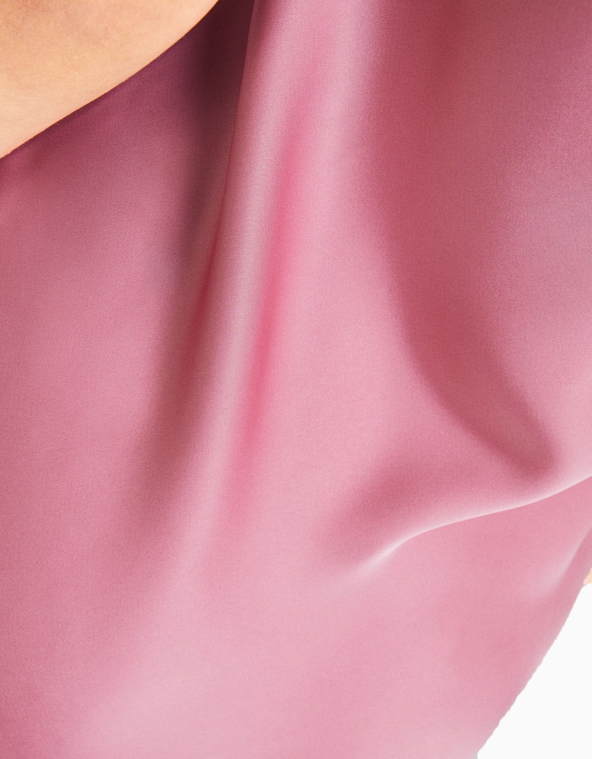 Vestido curto de cetim fluido com alças finas e franzido.