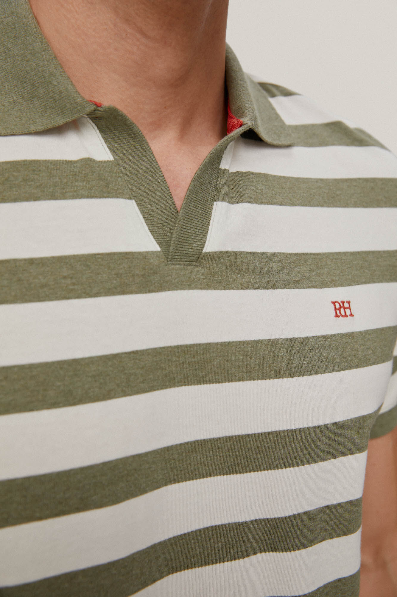 Camisa polo listrada com gola aberta - Verde