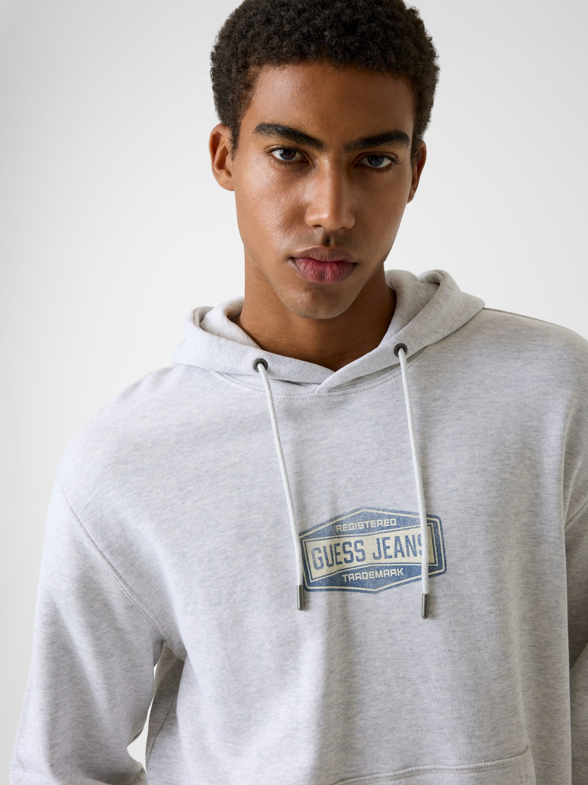 Moletom com capuz e logo estampado