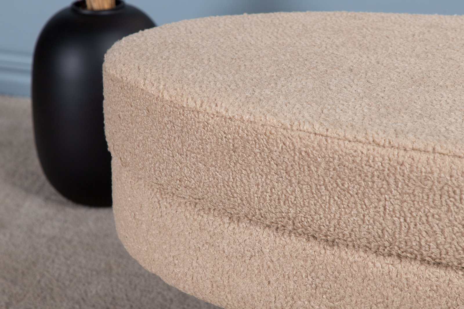 Otto pall Tekstil Teddy Beige med sorte stålben. 100x40cm.