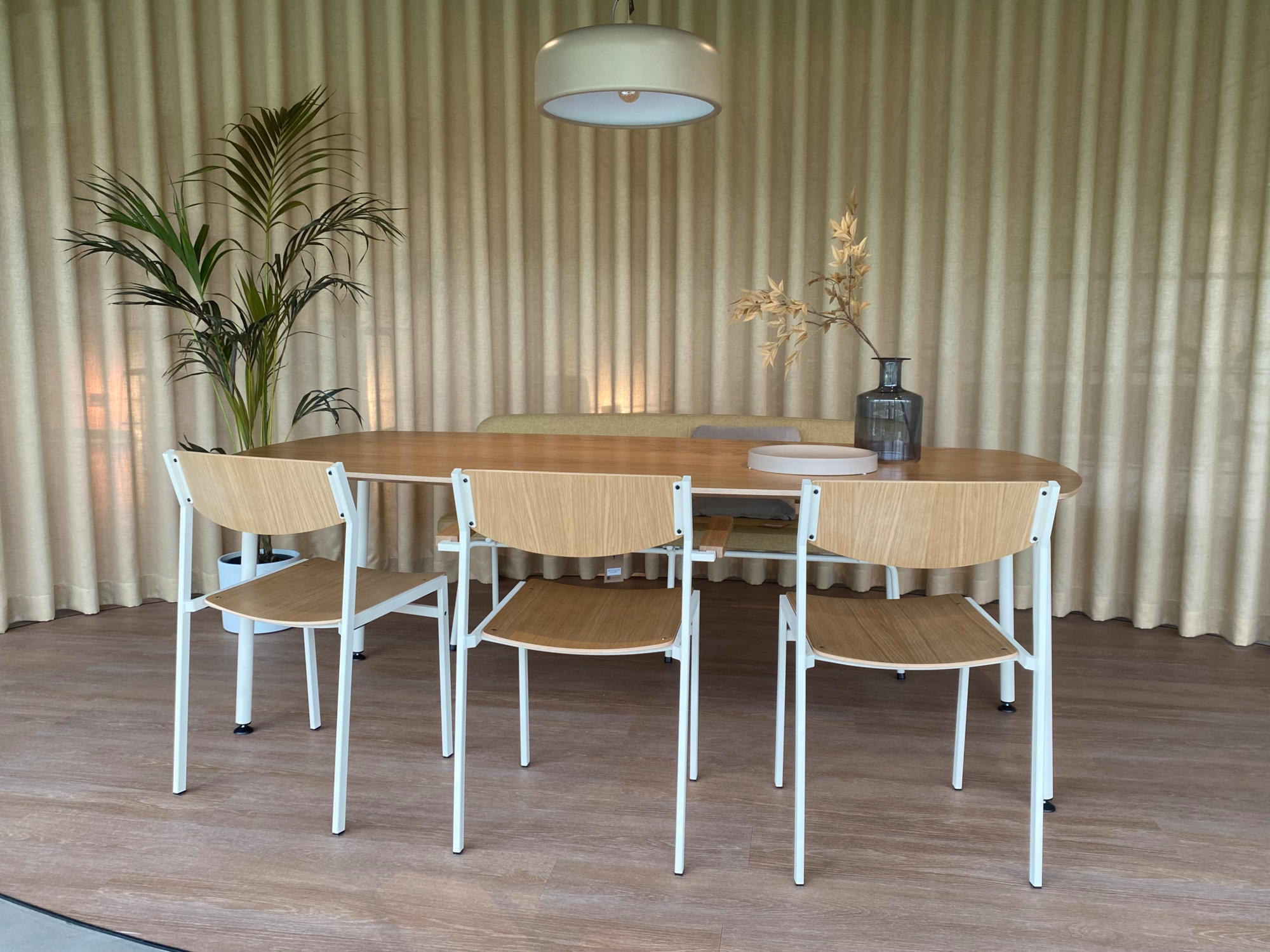 Dining 50 MA Hout - Frame RAL9005 Jet Black - Eiken Fineer Walnoot + arms Eiken Fineer Walnoot