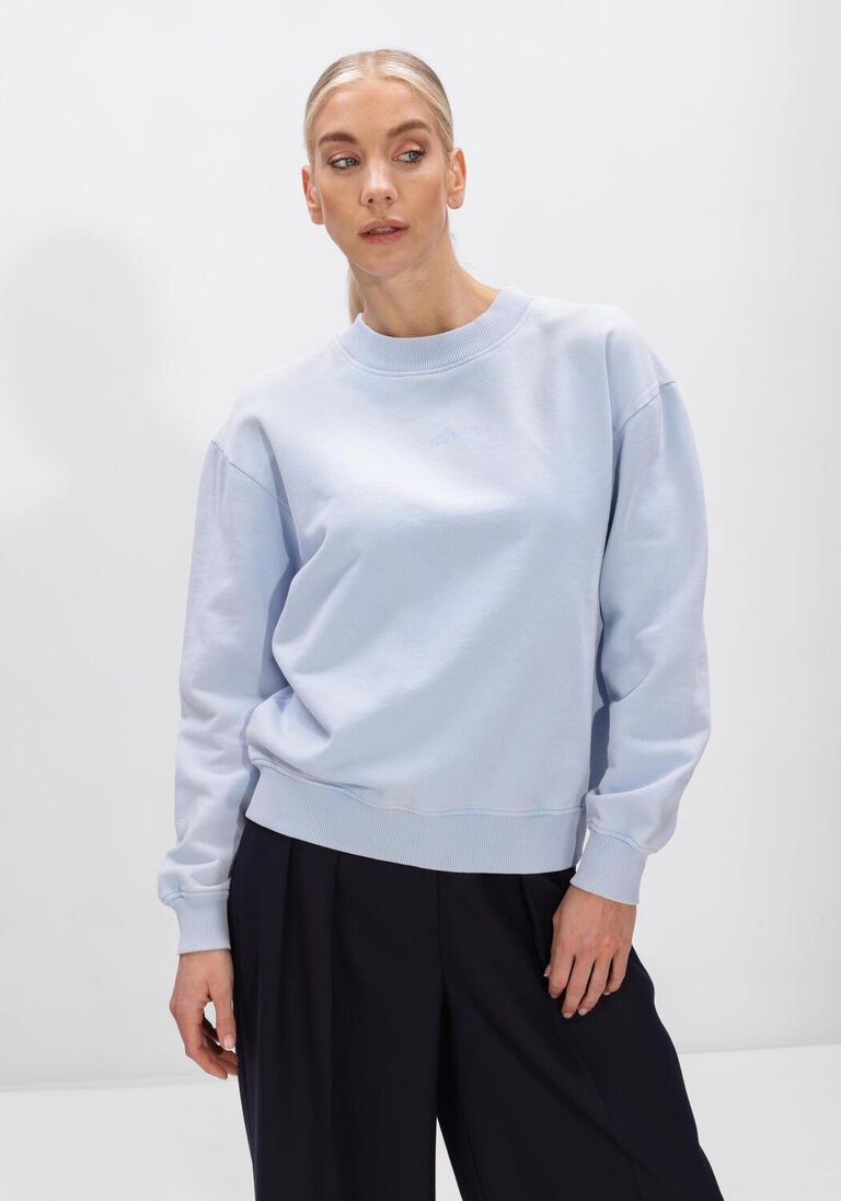 lichtblauwe olaf hussein sweater essential washed crewneck