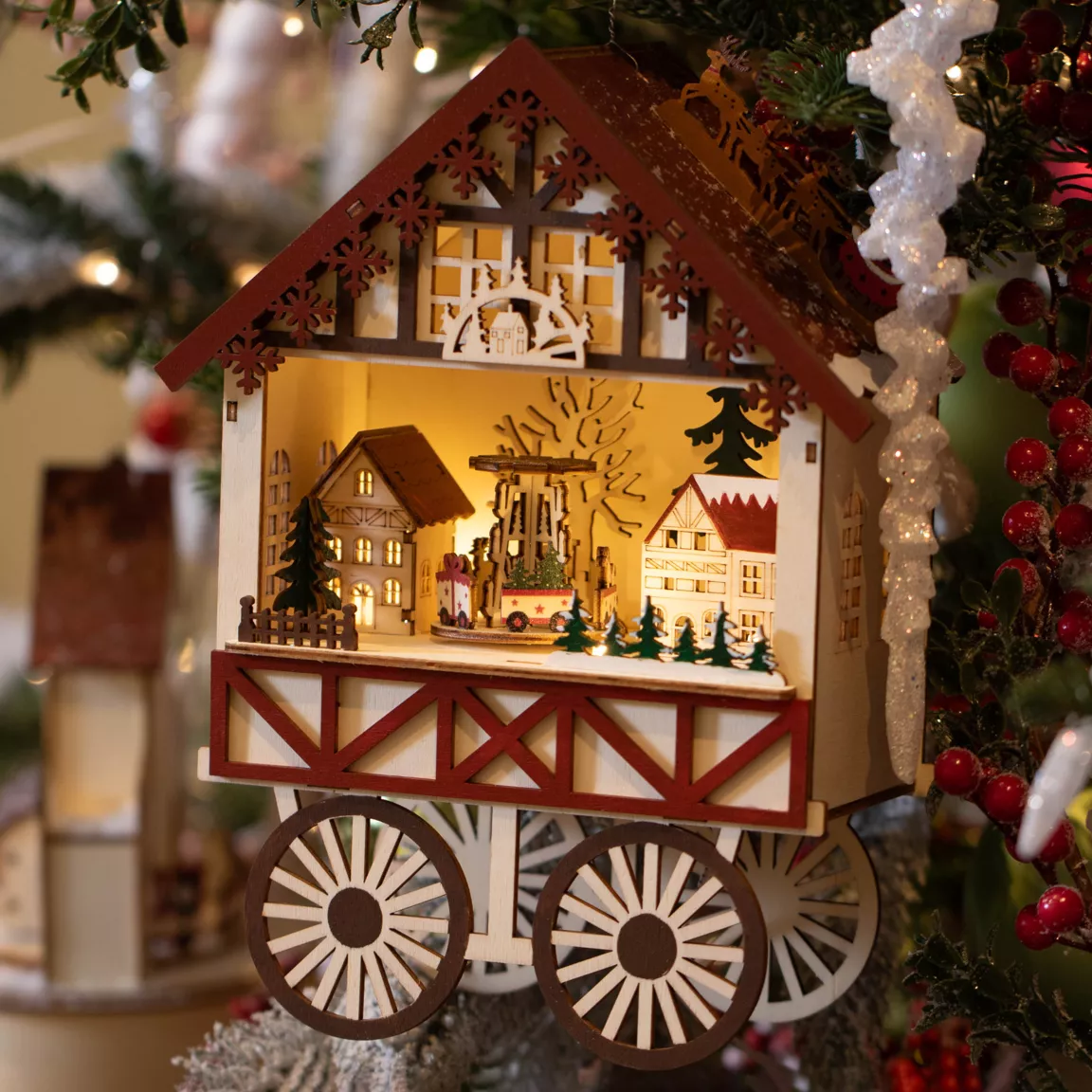 Village de Noël en bois lumineux et musical à piles (20 x H27 cm) Charriot et village