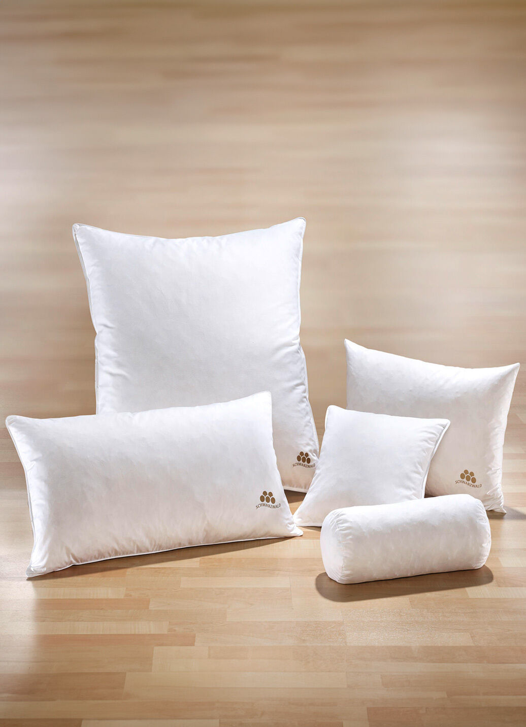 Kissenserie mit goldfarbener Satin-Biese
