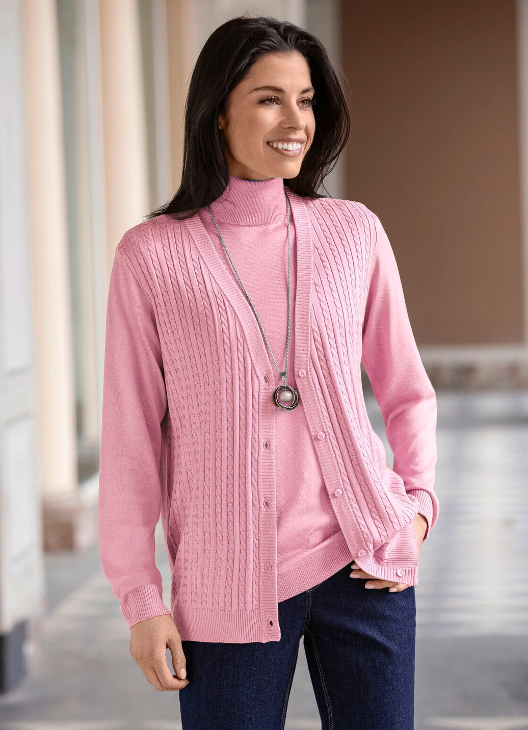Strickjacke mit Zöpfchenstruktur