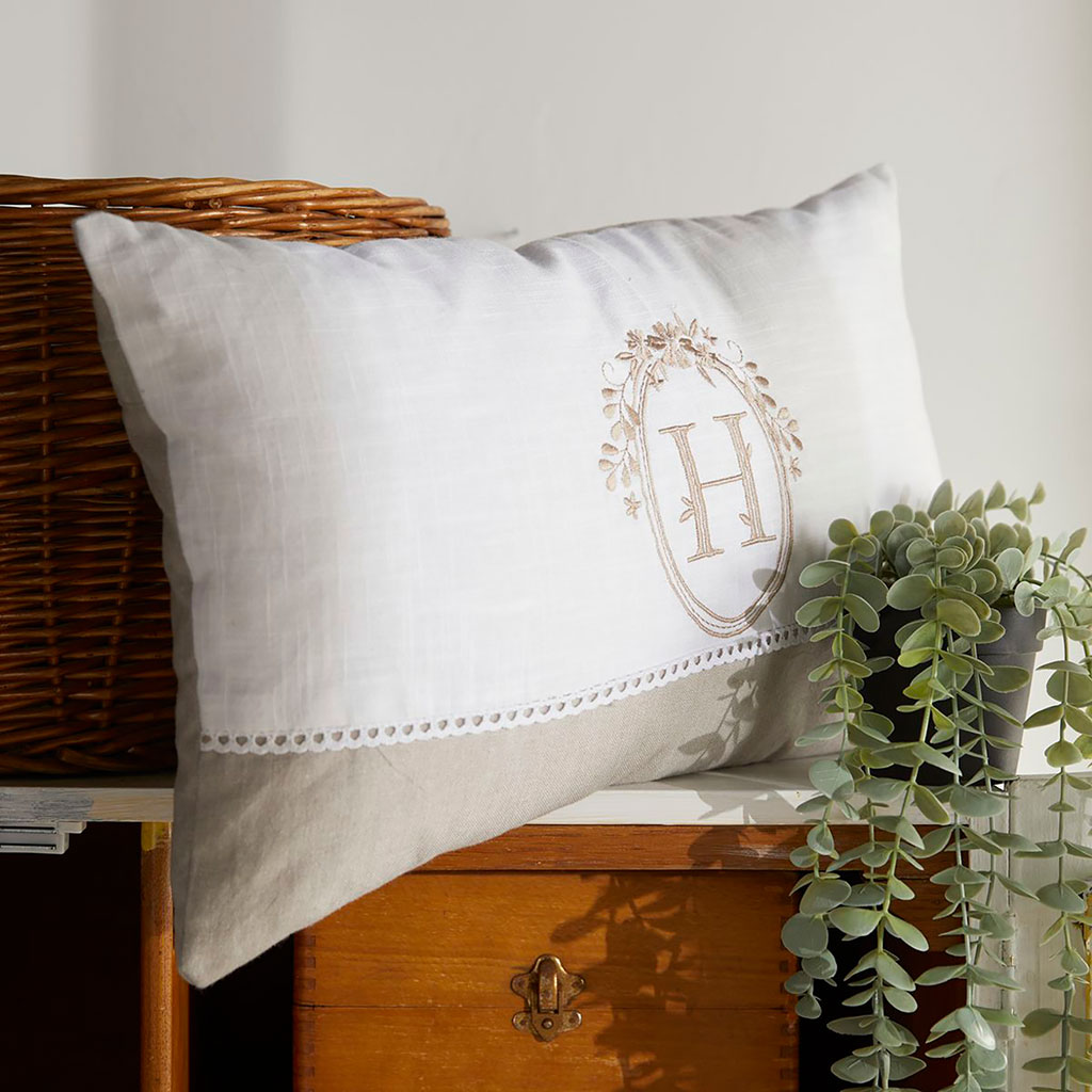 Coussin brodé à dentelle beige et blanc 30x50cm