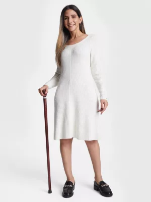 Vestido curto canelado com modelagem evasê e ajuste adaptável